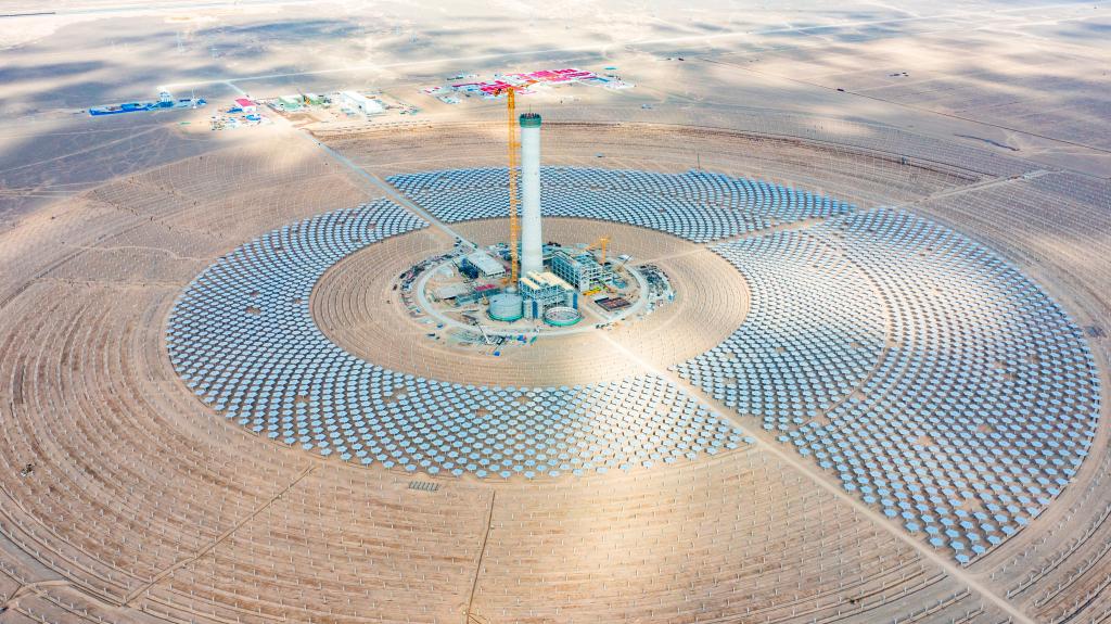 阿克塞匯東新能源光熱＋光伏試點(diǎn)項目吸熱塔順利結頂