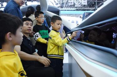 世界制造業(yè)大會(huì )｜透過(guò)&ldquo;一塊屏&rdquo; 遇見(jiàn)新&ldquo;視&rdquo;界