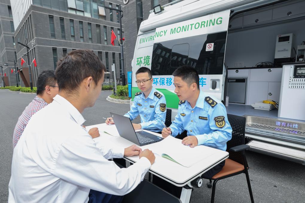 杭州臨安：把&ldquo;窗口&rdquo;搬到&ldquo;門(mén)口&rdquo; 移動(dòng)審批車(chē)提升行政審批效率