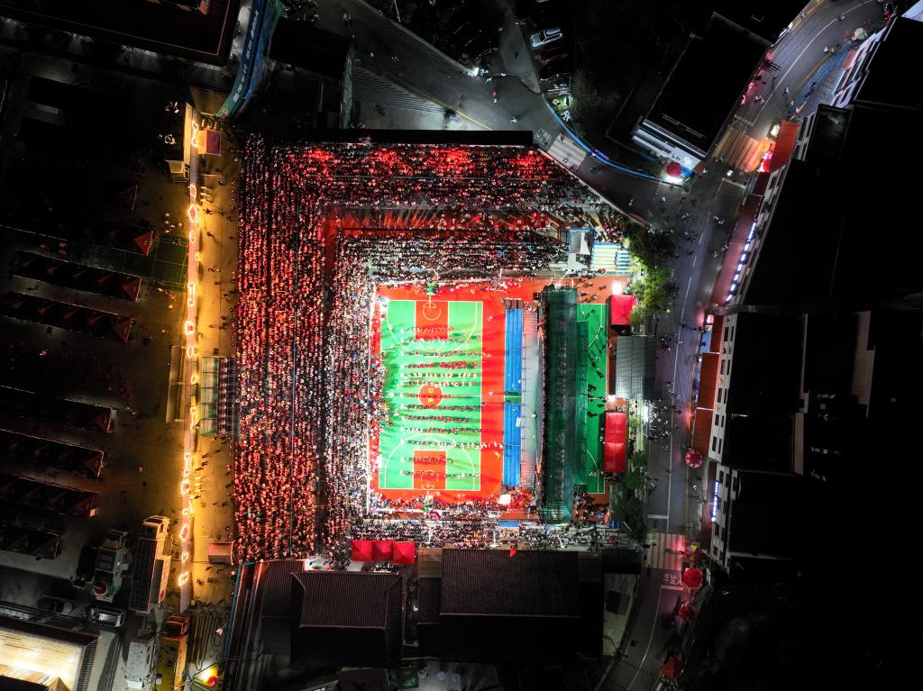 新華全媒+丨鄉村籃球賽&ldquo;點(diǎn)燃&rdquo;縣域經(jīng)濟