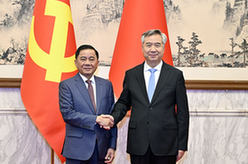 李希同越共中央政治局委員、中央書(shū)記處書(shū)記、中央檢查委員會(huì )主任陳錦繡舉行會(huì )談