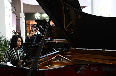 第六屆進(jìn)博會(huì )丨走進(jìn)進(jìn)博會(huì )消費品展區