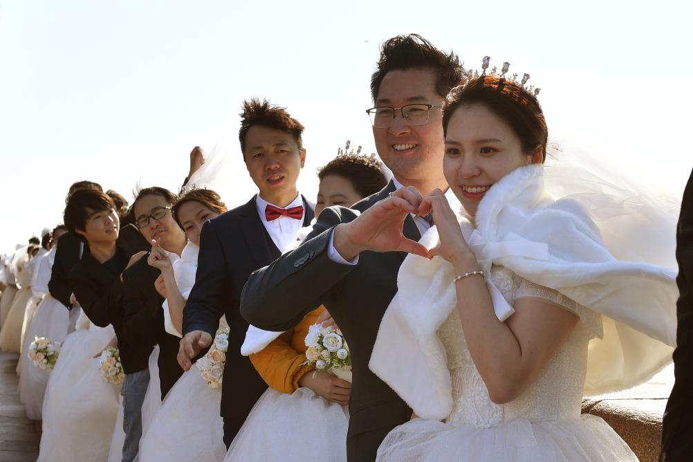 山東青島：百年棧橋見(jiàn)證百對新人集體婚禮