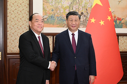 習近平聽(tīng)取賀一誠述職報告