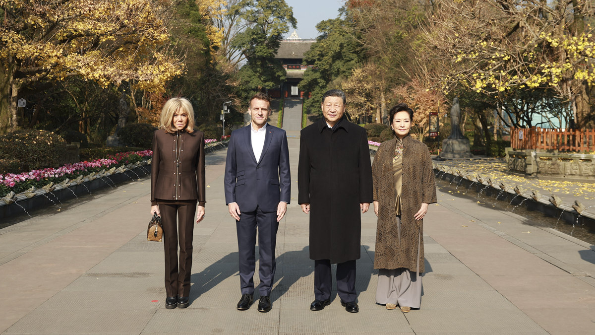 習近平同法國總統馬克龍在成都進(jìn)行友好交流