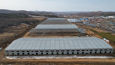 這里天氣乍暖還寒，生產(chǎn)建設卻已熱火朝天