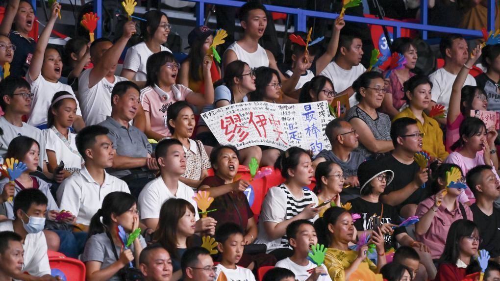 為&ldquo;雄起&rdquo;的成都觀(guān)眾動(dòng)容