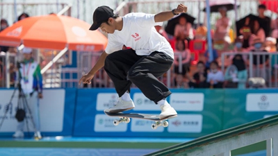 他拿冠軍獎金，蓋了一座頂配專(zhuān)業(yè)滑板場(chǎng)