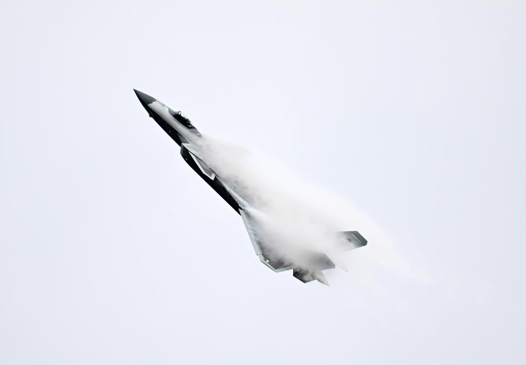 空中&ldquo;炫舞&rdquo;致敬人民空軍