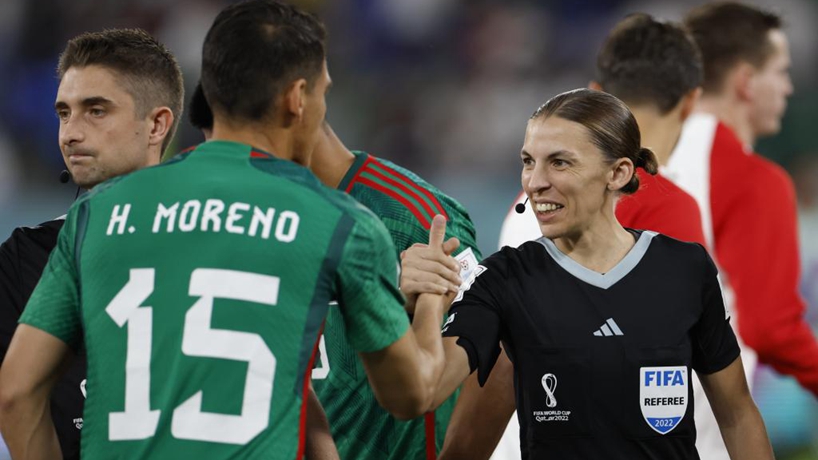 世界杯賽場(chǎng)上的女裁判，因為出色，所以上場(chǎng)！