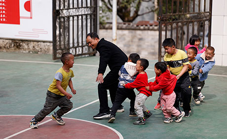 農加貴：37年堅守 見(jiàn)證鄉村教育&ldquo;蝶變&rdquo;
