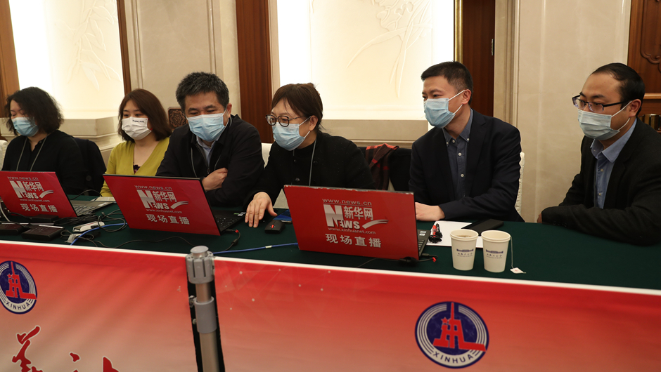 新華網(wǎng)記者在現場(chǎng)做直播準備工作