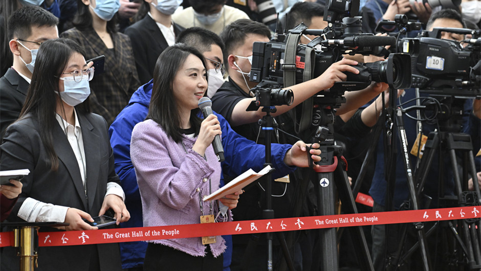 新華社記者在采訪(fǎng)