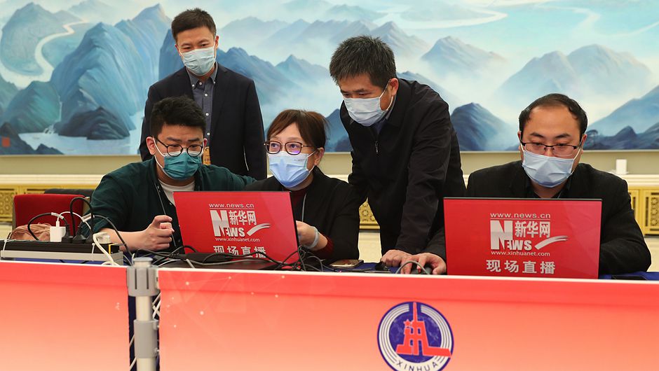 直播團隊正在進(jìn)行直播