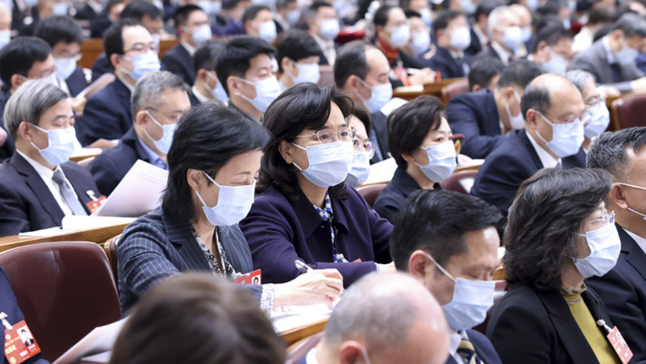 委員們在認真聽(tīng)會(huì )