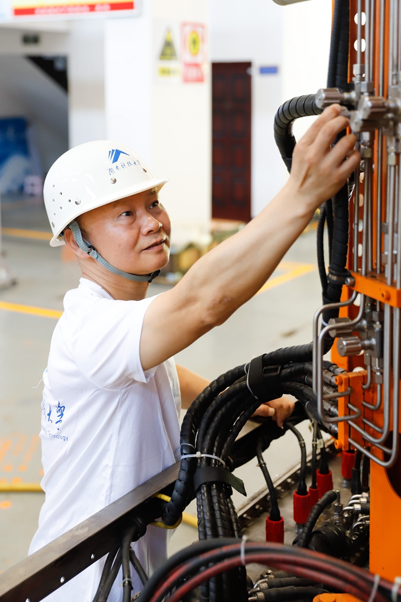 鉆下&ldquo;中國孔&rdquo;：向海圖強！ &mdash;&mdash;記湖南科技大學(xué)海洋實(shí)驗室主任萬(wàn)步炎