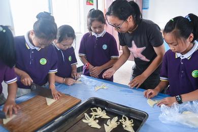 校園開(kāi)啟&ldquo;迎端午、知端午&rdquo;傳統習俗課