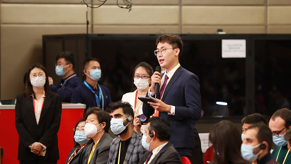 記者在分會(huì )場(chǎng)提問(wèn)