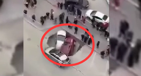 恐怖！俄街道塌陷 兩輛汽車(chē)掉入熱水中