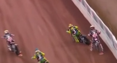 驚險！英國摩托車(chē)賽車(chē)手超車(chē)時(shí)撞向護欄