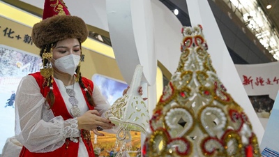 新華全媒+丨新疆制造精彩亮相中國－亞歐博覽會(huì )