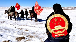 青?，敹喾ㄔ焊删?0多年扎根高原司法為民