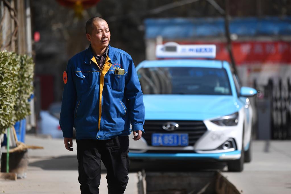 新華全媒+丨&ldquo;雷鋒的哥&rdquo;守護車(chē)輪上的溫暖