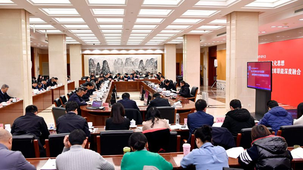 2023年新華社新聞學(xué)術(shù)年會(huì )召開(kāi)，主題為“深入學(xué)習貫徹習近平文化思想，加快推進(jìn)喉舌耳目智庫職能深度融合”